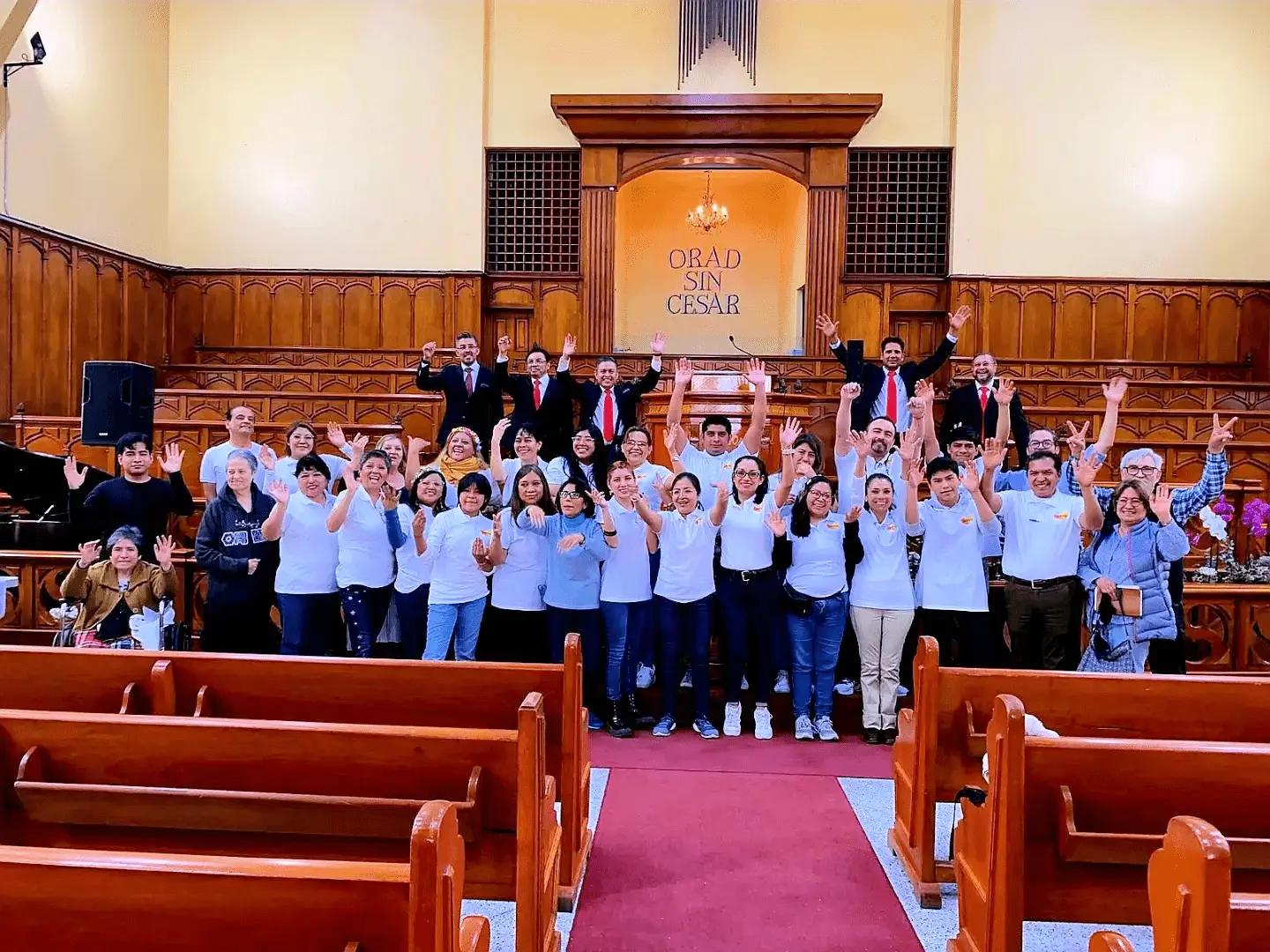 Foto Santuario de la PIB Mina con participantes de Samaritan Purse con leyenda "ORAD SIN CESAR" en bautisterio.