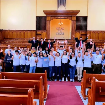 Foto Santuario de la PIB Mina con participantes de Samaritan Purse con leyenda "ORAD SIN CESAR" en bautisterio.